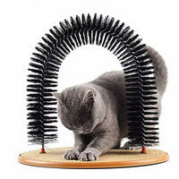 Gato gris frotándose contra las cerdas del arco