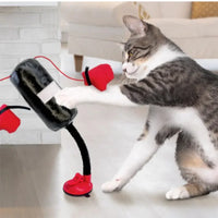 Saco de boxeo interactivo para gatos con guantes rojos