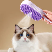 Cepillo de vapor GetZenko lila echando vapor sobre un gato